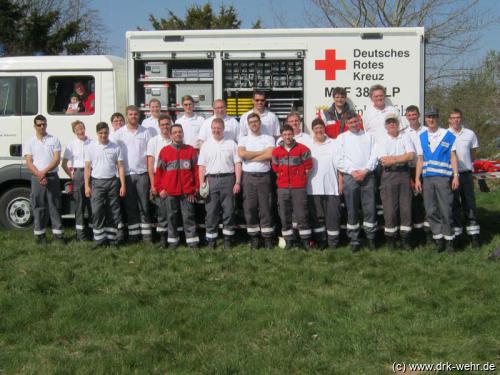 Übungsteilnehmer beim Gruppenfoto vor dem neuen GW-San. Mike Robe (sitzend im Fahrzeug) und Andreas Kreyer (mit blauer Weste) bedankten sich bei allen Beteiligten für die eifrige Teilnahme und die gute Zusammenarbeit.