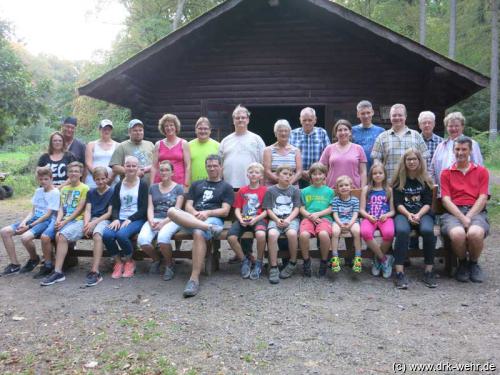 Gruppenfoto der DRK-Mitglieder mit ihren Familien an der Grillhütte in Wehr