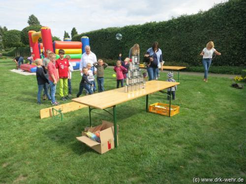 Ständig hoher Andrang der kleinen Besucher beim Dosenwerfen