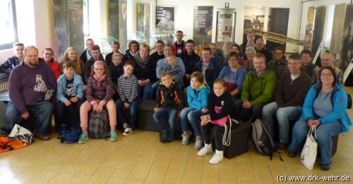 Gruppenfoto der DRK-Mitglieder mit ihren Familien im Rotkreuz-Museum Vogelsang