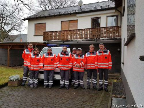 Gemeinsames Gruppenfoto nach Abschluss des Einsatzes vor dem neuen Vereinsheim. Von links nach rechts: Achim Andre, Christine Winnichner, Markus Frevel, Patrick  Volk, Frank Hitscher, Olaf Brücker, Thomas Borsdorf und Stefan Frevel