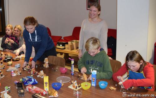 Unter Anleitung der beiden Gruppenleiterinnen Alina Frevel (stehend, 3. von rechts) und Celina Smith (vierte von rechts) wurde fleißig gebastelt