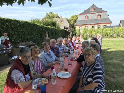 Sichtlich viel Spaß haben die Teilnehmer der Seniorengymnastik beim gemeinsamen Grillen