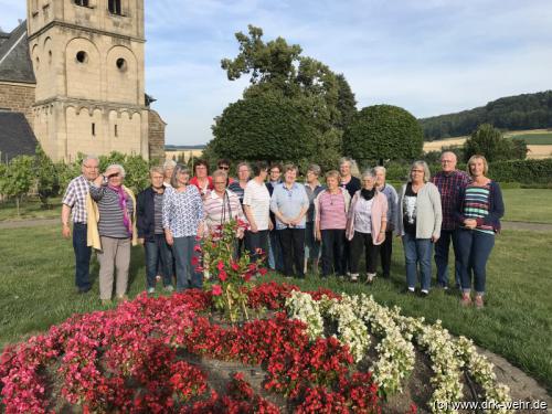 Gruppenfoto der Seniorenymnastikgruppe im Pfarrgarten