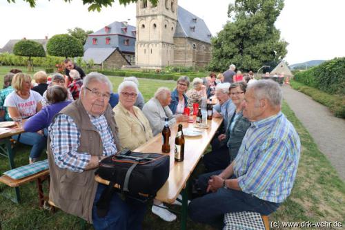 Sichtlich viel Spaß haben die Teilnehmer beim gemeinsamen Grillen