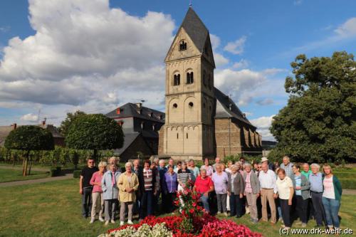 Gruppenfoto aller Teilnehmer im Pfarrgarten