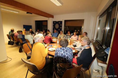 Sichtlich viel Spaß haben die Teilnehmer der Seniorengymnastik beim gemeinsamen Döppekooche-Essen