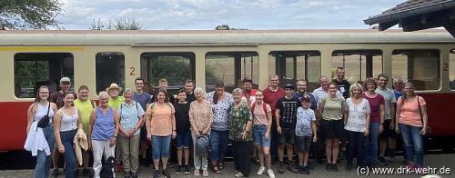 Gruppenfoto des DRK Ortsvereins vor dem Vulkanexpress.