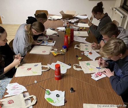 Jugend-Rot-Kreuz Gruppe beim Basteln der Weihnachtsgeschenke