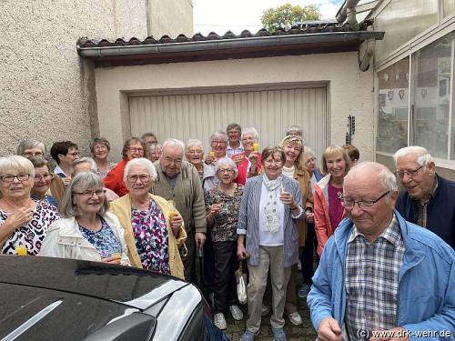Gruppenfoto der Seniorensportgruppe mit Jubilar Helmut Lenz in der Bildmitte