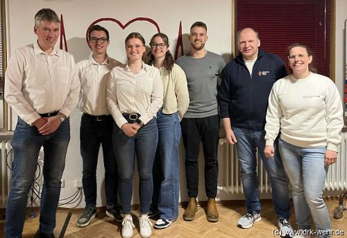 Gruppenfoto der neuen Bereitschaftsleitung mit den Gratulanten: vlnr: Stefan Frevel, Kevin Frevel, Celina Smith, Emelie Gisa, Lukas Niggl, Ulrich Bergmann, Christine Winnichner