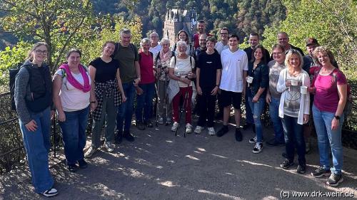 Gruppenfoto des DRK Ortsvereins Wehr e. V. vor der Burg Eltz