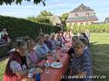 Sichtlich viel Spaß haben die Teilnehmer der Seniorengymnastik beim gemeinsamen Grillen