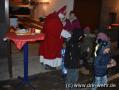Der Nikolaus verteilt Geschenke an die Kinder
